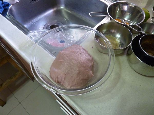 製作麵包麵糰-將材料加入揉8-10分鐘成不黏手的麵糰(牛奶要慢慢加才不會太濕),滾圓蓋濕布發酵60分鐘至2倍大,發酵好桿成長型捲成圓柱體放至烤模繼續發酵40分,發至模型的一半大小