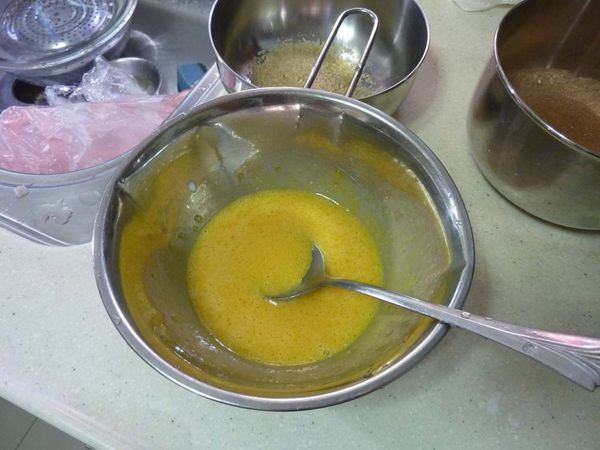 等麵包上個步驟都完成才可以製作蛋糕麵糊,蛋黃用打蛋器加入砂糖及橄欖油拌勻