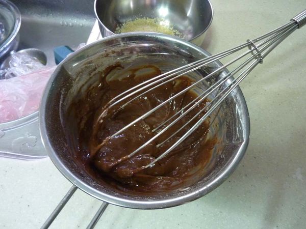 將粉類(過篩)及牛奶分次加入麵糊完成