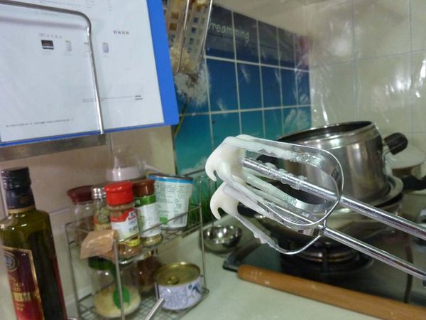 打蛋白-先將蛋白打粗泡,再分次加入糖及檸檬汁打至乾性發泡(尾端像圖一樣即可)烤箱預熱