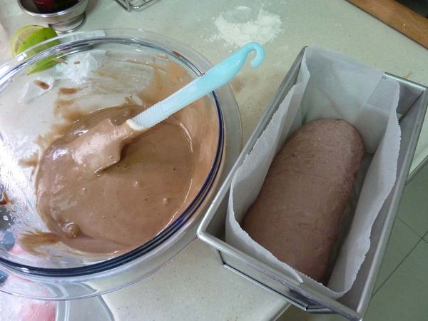 再將1/3蛋白加入蛋黃液中拌勻,再將蛋白蛋黃2鍋拌勻,及完成蛋糕體部分,將發好的麵包麵團取出,蛋糕液倒入,須用刮刀稍微拌一下才會都均勻,進烤箱需輕敲