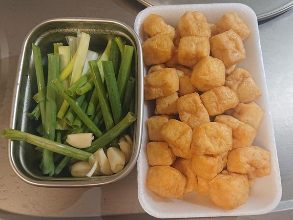 備料
蔥切段
蒜頭拍散
小油泡