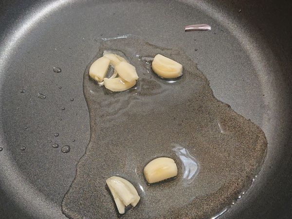 先熱油爆香蒜頭