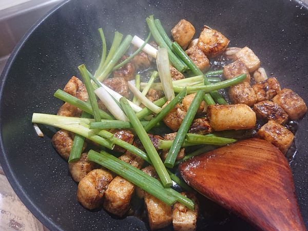 上色後加入蔥段
炒熟起鍋