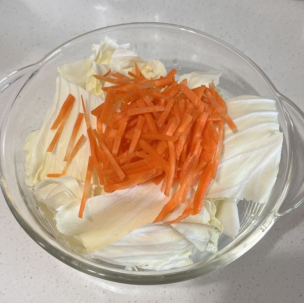 放入可微波容器中，以600W微波1分半鐘。