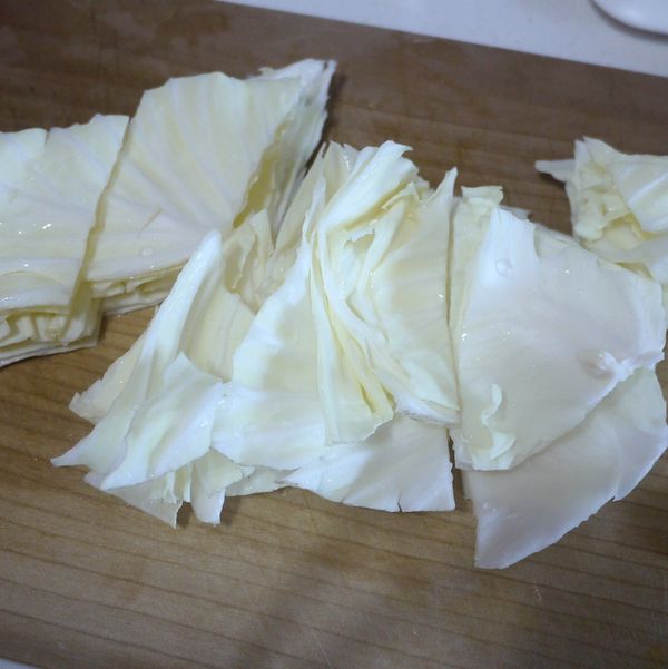 紅蘿蔔切絲；高麗菜切好入口的大小。