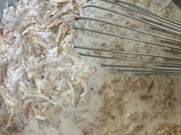 芋頭刨絲放入電鍋蒸熟
（外鍋1.5杯水）
木薯粉、水、糖加一塊攪拌均勻後加入蒸熟的芋頭絲