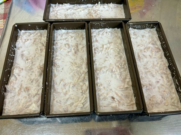 拌勻的芋頭粉漿分別裝入容器中