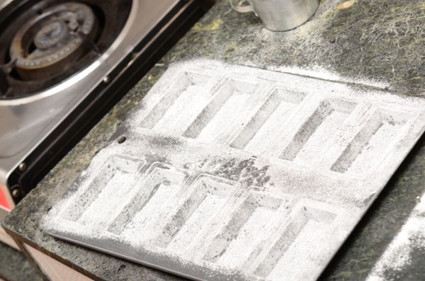 烤盤上抹一層薄油,篩上一層麵粉(份量外),多餘的粉倒掉,烤盤放冷藏