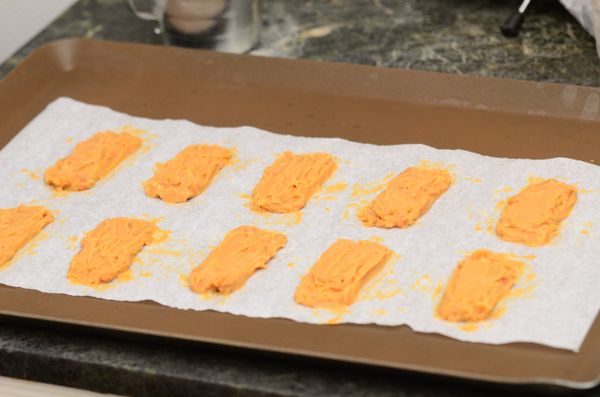 將花生醬與鮮奶油跟牛奶拌勻,在料理紙上抹開,放入冷凍庫