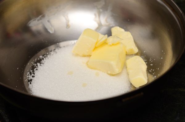 無鹽奶油室溫軟化(或用微波爐中火10-15秒,軟化而未融化的程度),加入細砂糖,用打蛋器攪拌均勻