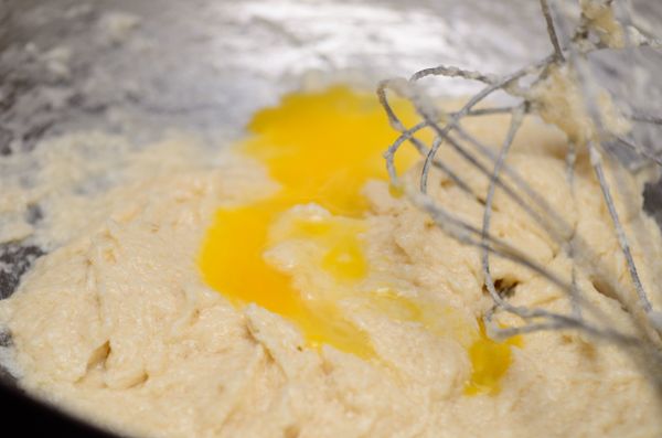 蛋液分3-4次,每次都要等蛋液拌勻才加下一次