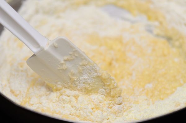 所有粉類分2次篩入,並用刮刀以不規則方向拌勻