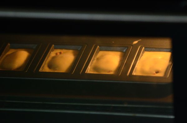 放入已預熱至上火190度,下火180度,烤12-15分鐘