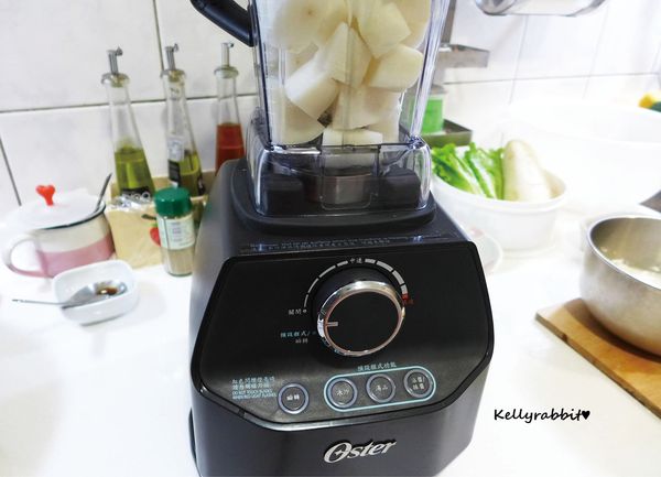 白蘿蔔去皮切塊與水A一起放入oster調理機，選擇「瞬轉鍵」+高速約10秒，再轉中速約5妙，將蘿蔔打成泥(OS:15秒就完成，不用刨絲刨到天荒地老、滄海桑田阿!)