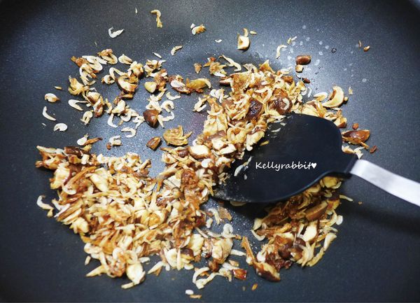 香菇和蝦米泡水後稍微瀝乾，將香菇去蒂頭切小塊；少油熱鍋將香菇、蝦米、油蔥酥和調味料一起爆香(可惜沒買到臘腸，如果有臘腸的話，可切小丁後一起炒過，就是港式臘味蘿蔔糕囉，超棒!)
