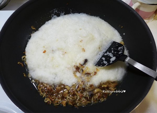 將步驟1的蘿蔔泥倒入步驟2，煮滾至蘿蔔泥由白轉至透明後轉小火(蘿蔔泥煮透的時間比蘿蔔絲來的縮短很多)