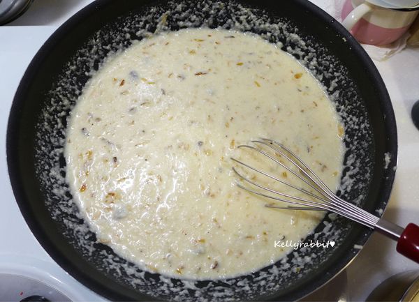 在來米粉、玉米粉和水B混和調勻後倒入步驟3，拌勻粉漿(粉類會稍微沉澱，一定要攪拌均勻至呈現稠稠的狀態喔)