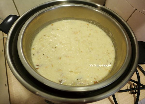 內鍋抹上一層薄薄的油後將粉漿倒入，外鍋1.5杯水蒸熟，按鍵跳起後悶約10~15分鐘