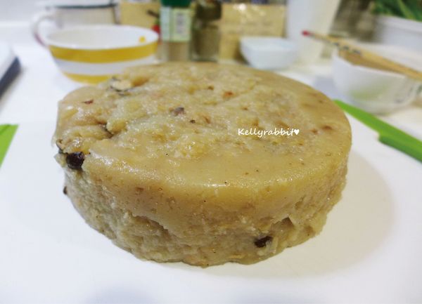 蒸熟後的蘿蔔糕待放涼後即可切片(放涼後才會定型凝固喔)