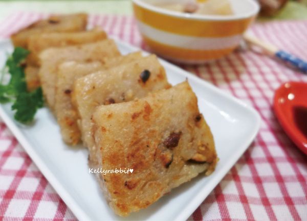 用平底鍋煎的”恰恰”的蘿蔔糕超級好吃；也可以蒸熟後直接淋一點肉燥或蒜蓉糕食用，也很美味喔