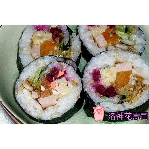 捲緊再切片才不會散開，酸甜可口的*洛神花壽司*就完成了😋