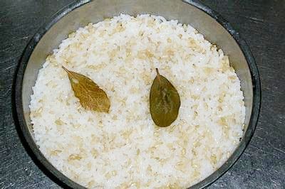 飯煮好不急著掀開，最少燜5分鐘；燜好後趁熱，加入少許的鹽調味並翻動散發些水氣