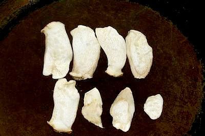 接著處理食材，杏鮑菇乾鍋煸，讓香氣與甜度釋放