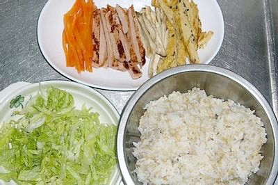 美生菜切絲、蛋煎成蛋皮、紅蘿蔔切細條川燙放涼、素火腿切片煎香