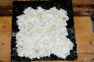 開始捲壽司：
抓些飯，平鋪於海苔片上，手要沾些冷開水抓飯，才不黏手