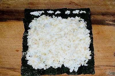 米飯別全鋪滿，末端留 一公分空間；然後加入內餡，擺入適量的洛神花醬與沙拉醬，再捲起