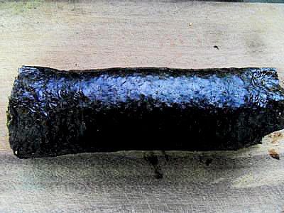 邊壓實邊捲，最後用保鮮膜像包糖果一樣，捲緊就完成喽!