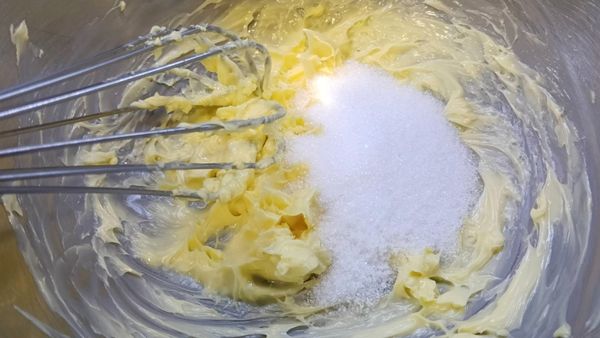 奶油室溫軟化，加入砂糖和鹽巴拌至蓬鬆泛白。