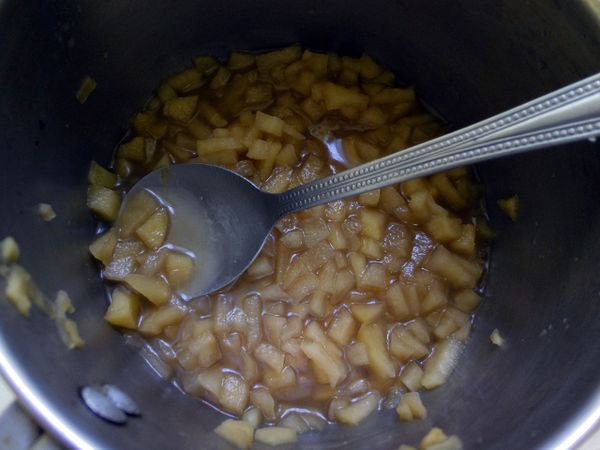 [蜜蘋果] 作法:蘋果切小丁狀，起鍋下砂糖、蘋果丁、肉桂粉，水為蘋果料的一半。煮至蘋果軟化止。