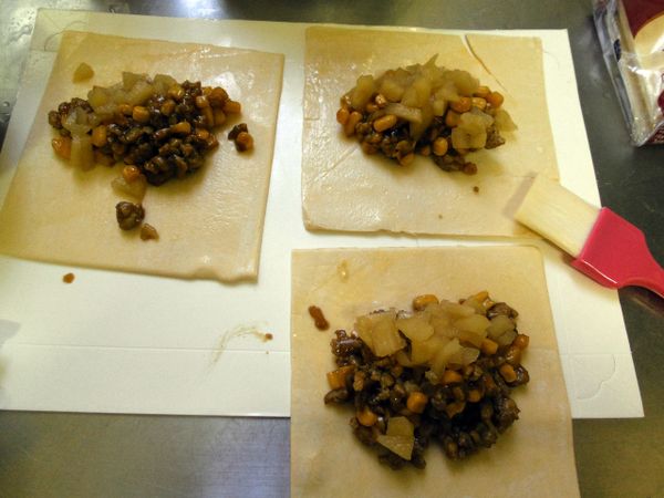 將奶油塗在酥皮上，放上炒好的咖哩絞肉、肉桂蜜蘋果(水要瀝乾)起司片。