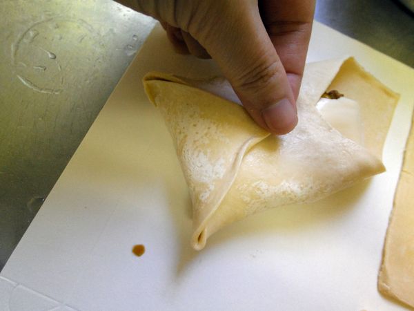 再將旁邊角對折後略壓一下，若覺得酥皮不夠大可以再稈一下變大。