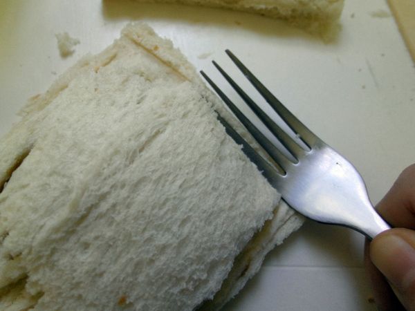 土司邊邊可用叉子壓緊。接著進烤箱約10分鐘， 烤箱的時間只是個參考值，(因每個人烤箱大小.品牌不一，時間請自行增或減)。