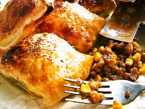 輕輕鬆鬆就作好起司蘋果咖哩包，因為急著趁熱吃~太忘我了!所以忘了拍下起司流下的畫面(殘念)