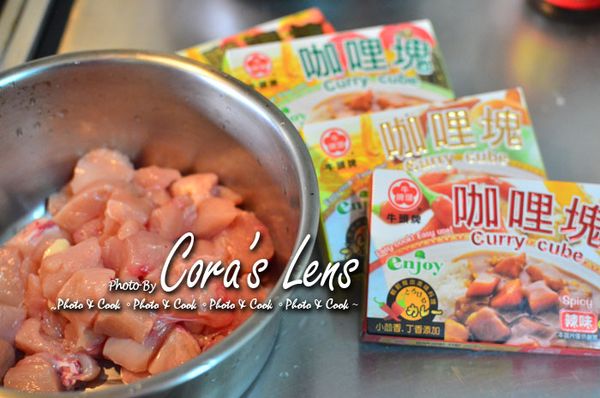 先將材量準備好，包含[牛頭牌咖哩塊]，這次我選用的是~辣味口味。