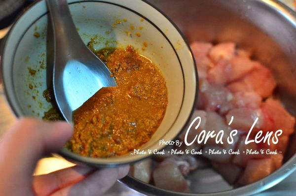 先用熱開水，融化三個辣味[牛頭牌咖哩塊]，[牛頭牌咖哩塊]真的是好的咖哩塊，很快就融化了，快速又方便。