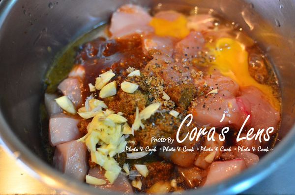 將所有的[醃雞料]與雞塊結合，用手SPA按摩均勻，也摔一摔肉，讓肉均勻的入味。放冰箱醃兩個鐘頭。