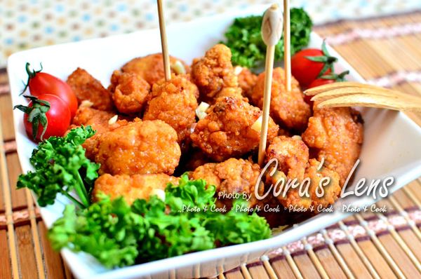 吸油後，放上[裝飾]的材料，就是好吃的[咖哩鹹酥雞]。[牛頭牌咖哩塊]~真是很好的材料，小小變化一下，讓下酒菜味道更豐富了。^^