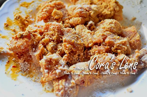 將醃好的雞塊，放入乾的地瓜粉沾勻，這個動作很重要，要重複的沾，到雞塊的表面是乾乾的，這樣炸起來才會酥。