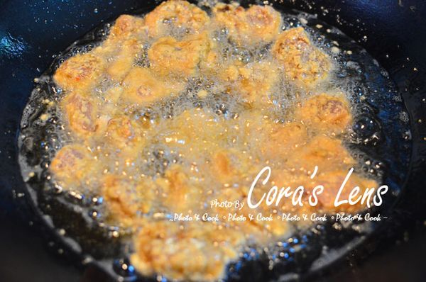 油燒成中溫，放雞塊下去，先不要攪動，大約定型了，再攪動，炸好後，全部撈起，高溫再快速炸一次。