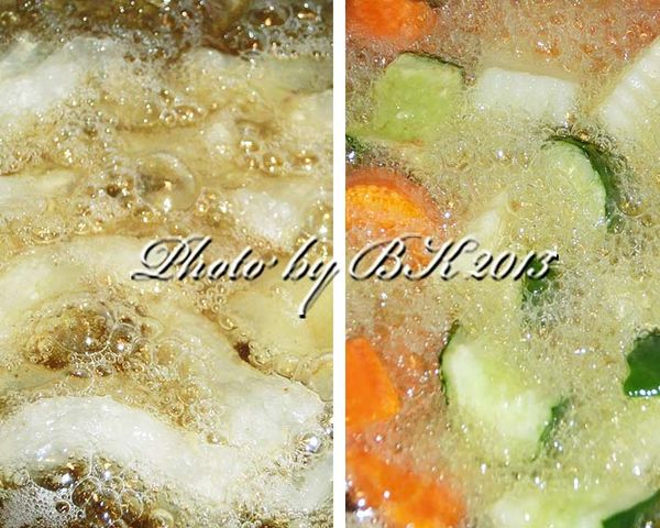 蹄筋、紅蘿蔔、馬鈴薯及小黃瓜炸至變色瀝油盛起備用。