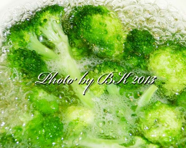 綠花椰汆燙備用。