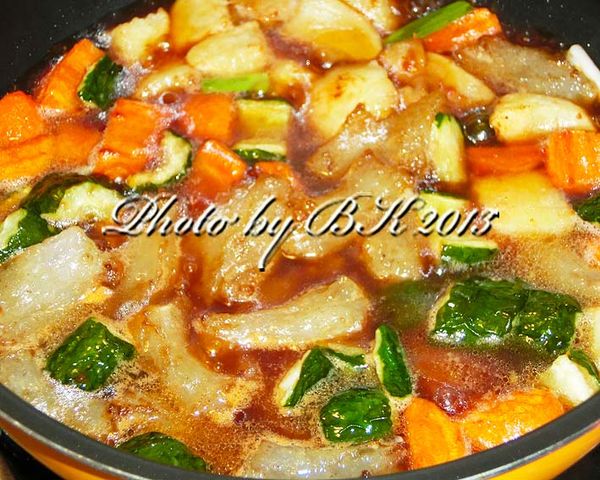 加入步驟1蹄筋、紅蘿蔔、馬鈴薯、小黃瓜及[調味料]煮滾，再轉小火燒到入味收汁即可。