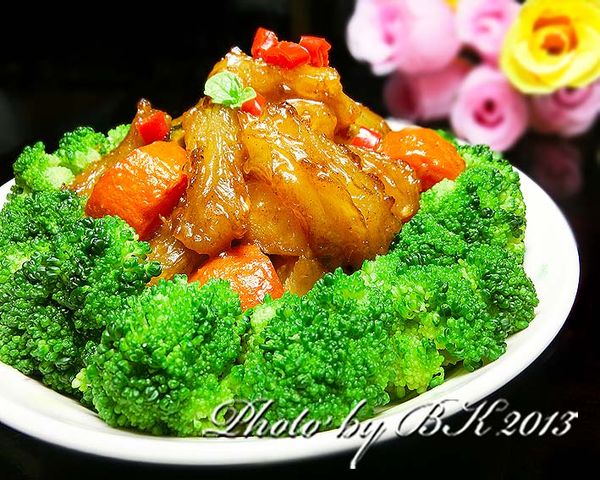 盛盤後，加入步驟2綠花椰裝飾，即完成超美味的【鮮蔬燒蹄筋】。