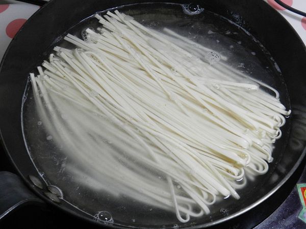 水滾後放入2/3包米線條煮熟