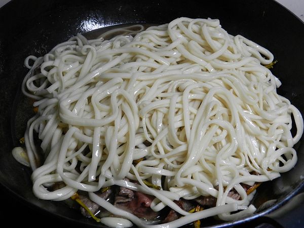 將煮好的麵條下鍋炒